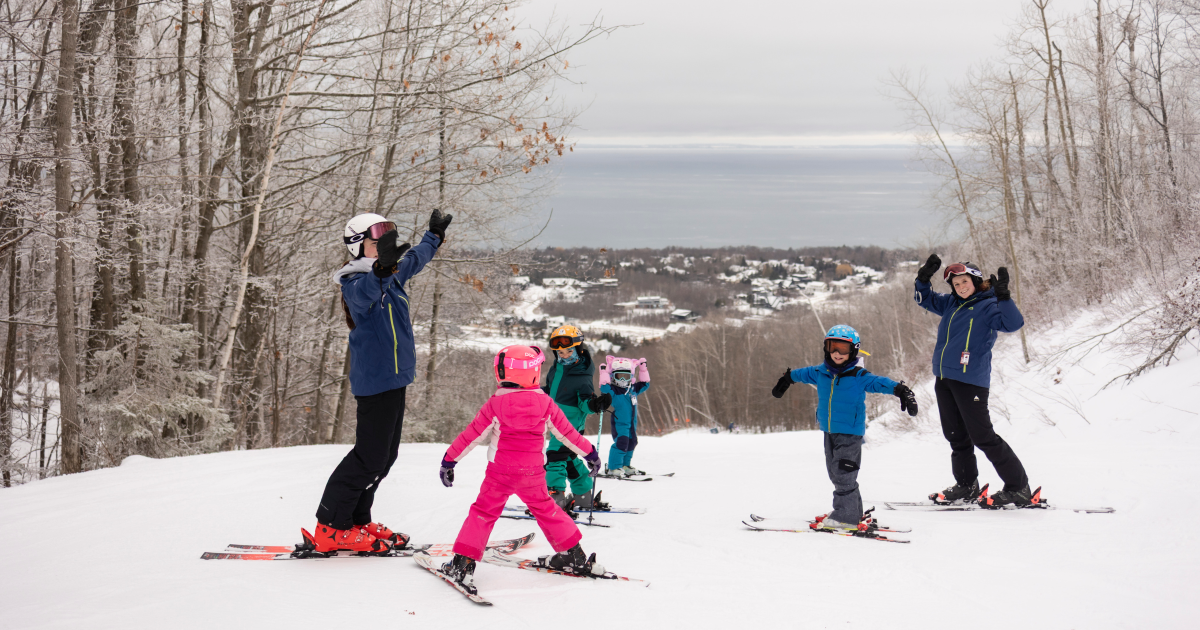 kids learning to ski in ski lesson group